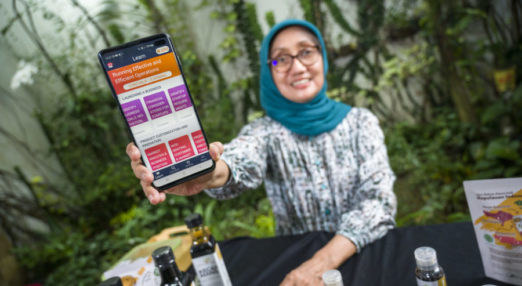 Jullie Hakim poses with the HerVenture app.