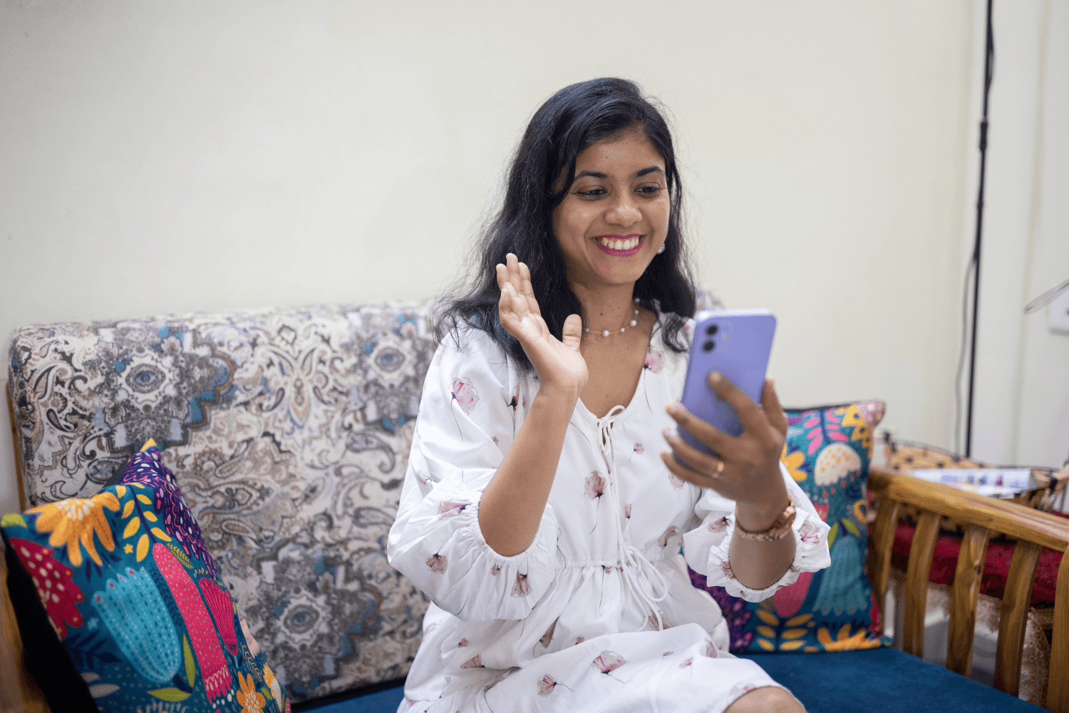 Prachi Robinson, a woman entrepreneur from India, is on a video call on her smartphone.