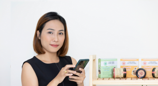 Van Pham, Emmay Smiling Mushroom, HerVenture user in Vietnam uses the app at her business