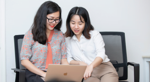 Quynh Nguyen, founder of AZCare, and WEAVE alumna works with a staff member